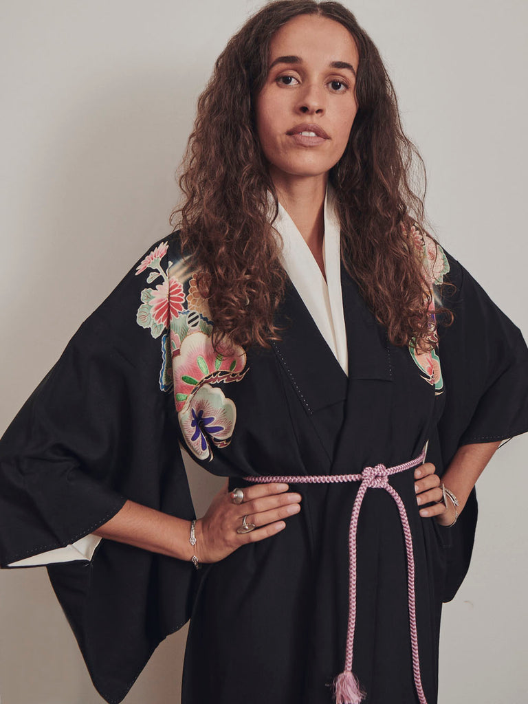 Kiyoko - Embroidered black kimono