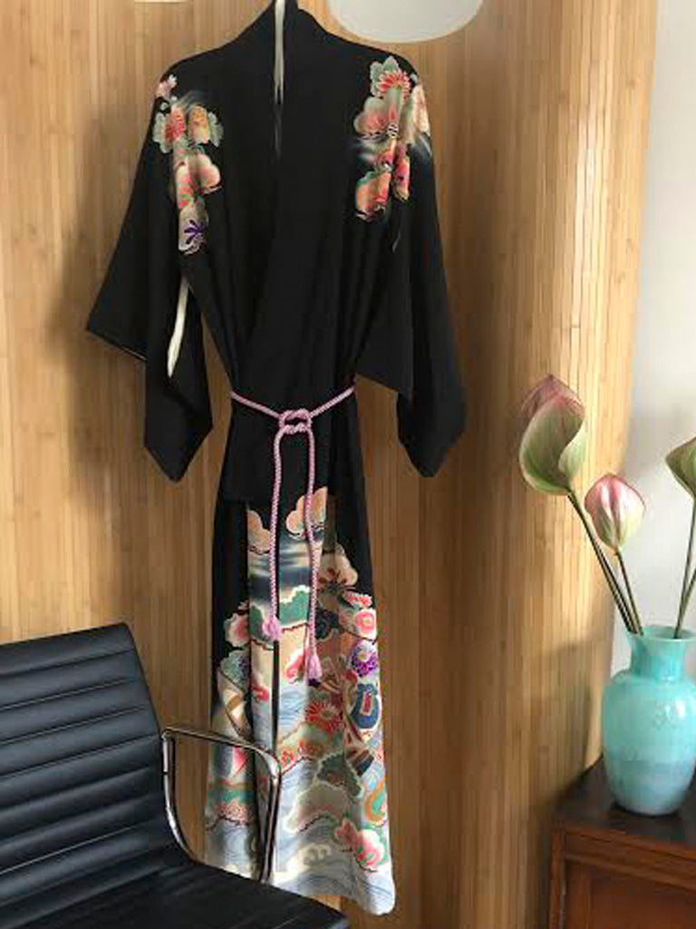Kiyoko - Embroidered black kimono