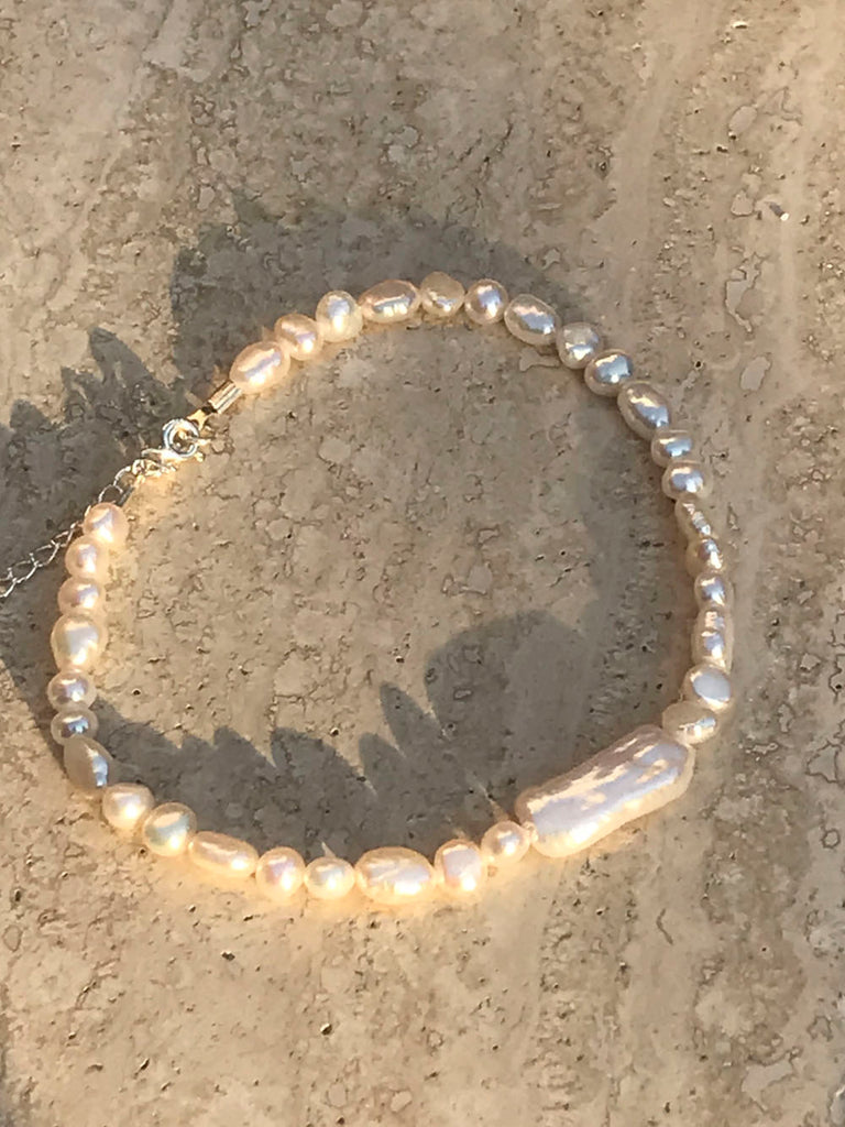 IRISS - The Luna anklet in freshwater pearls